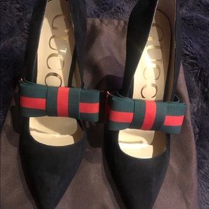 Woman black suede pump